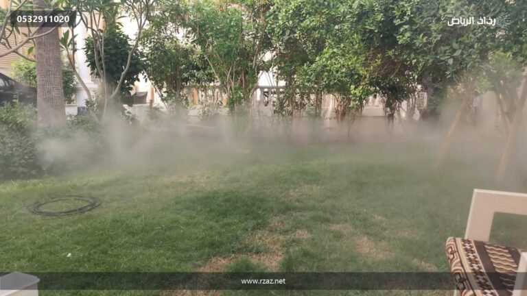 ضباب يعمل في حديقة بها أشجار وجلسة خارجية