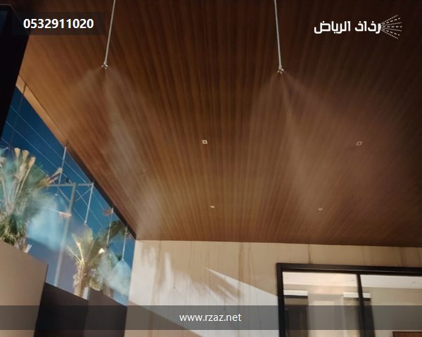 فوهات ضباب مثبتة في سقف برجولة خشبية